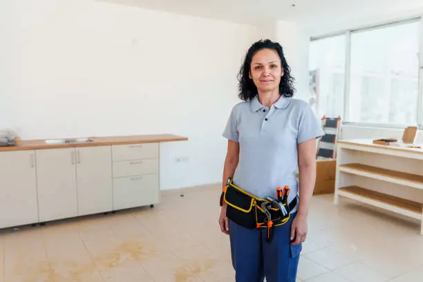 frau-mit-poloshirt-in-raum