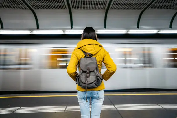 frau-mit-rucksack-vor-u-bahn