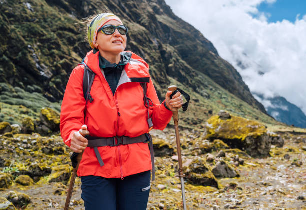 frau-mit-softshelljacke-am-wandern