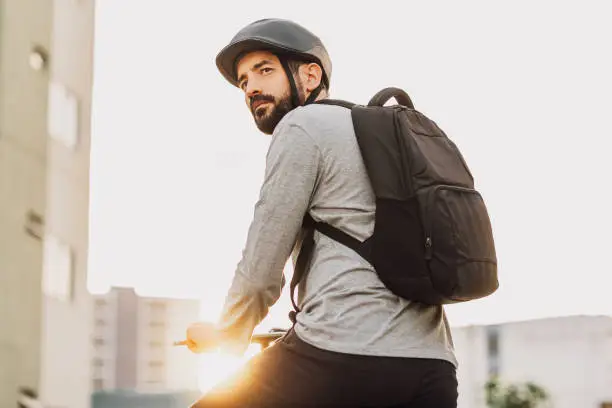mann-auf-fahrrad-mit-rucksack