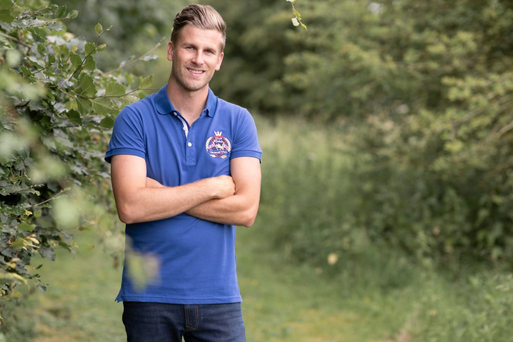 Mann mit blauem Poloshirt