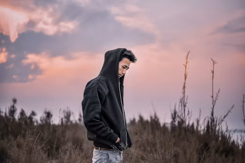 mann-mit-hoodie-in-abendrot