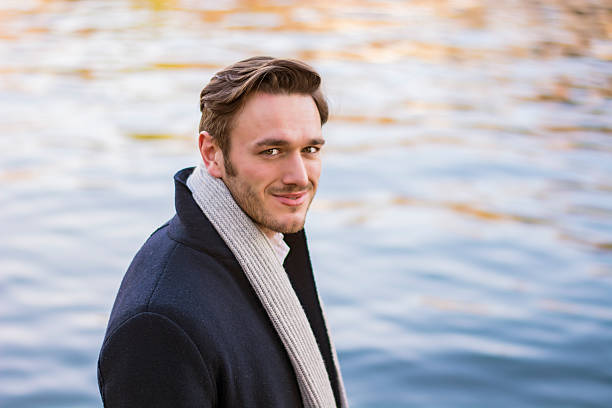 mann-mit-jacke-am-see