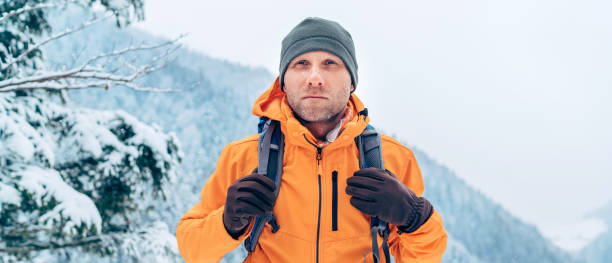 mann-mit-softshelljacke-im-winter