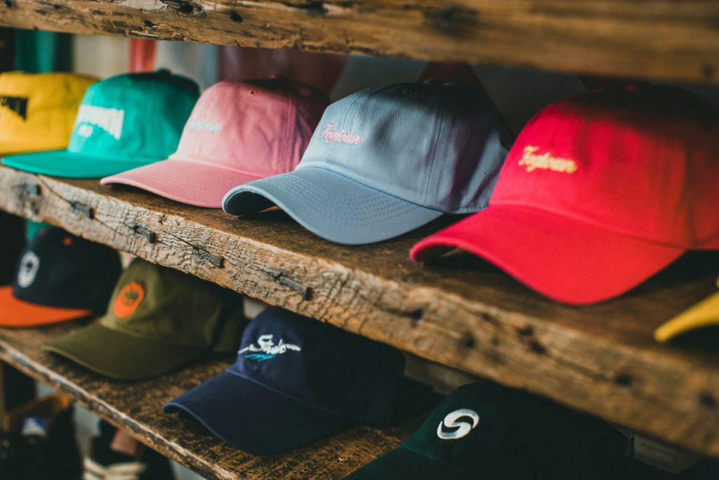 Regal mit Basecaps